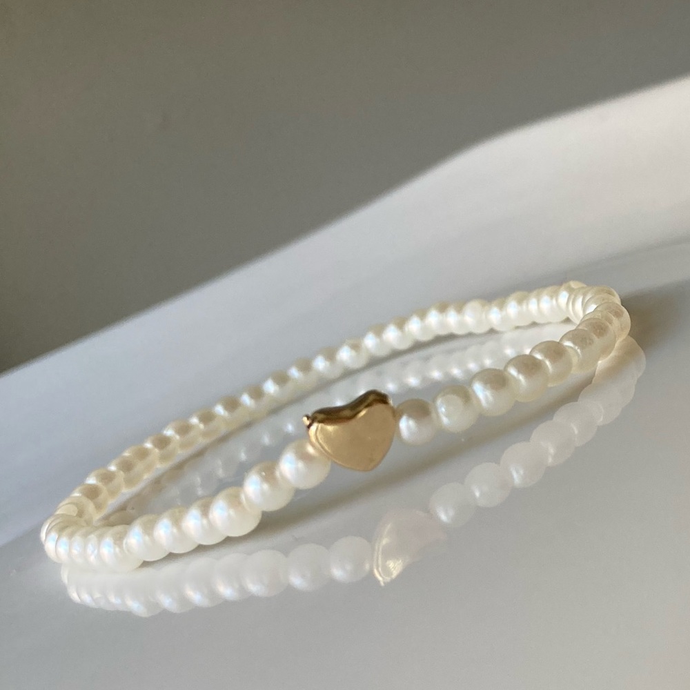 Elegant Pearl Bracelet with Gold Heart Charm